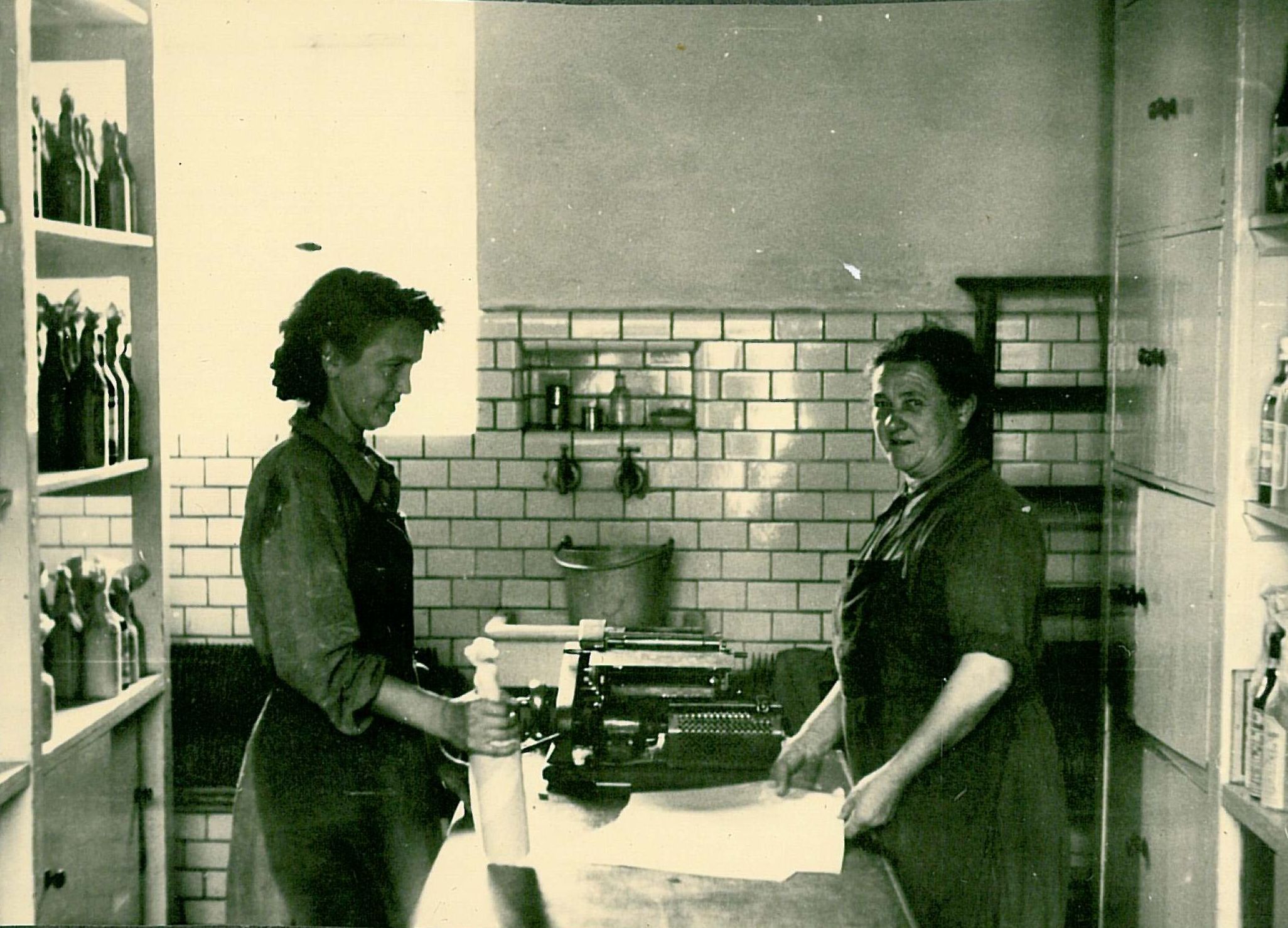 AHA Geschichte - Frauen verpacken AHA